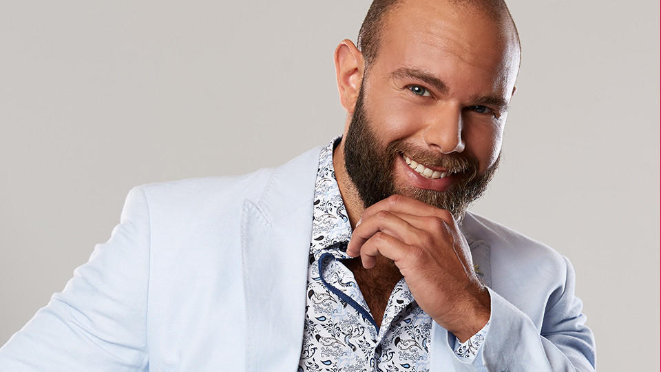 Oggy Baam ist 27 Jahre alt und Kandidat bei „Die Bachelorette 2019“. Er bekommt in der fünften Woche keine Rose.