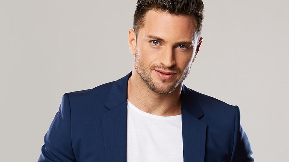 Sebastian Mansla ist 30 Jahre alt und Kandidat bei „Die Bachelorette 2019“. Doch schon nach der ersten Entscheidung muss er gehen.