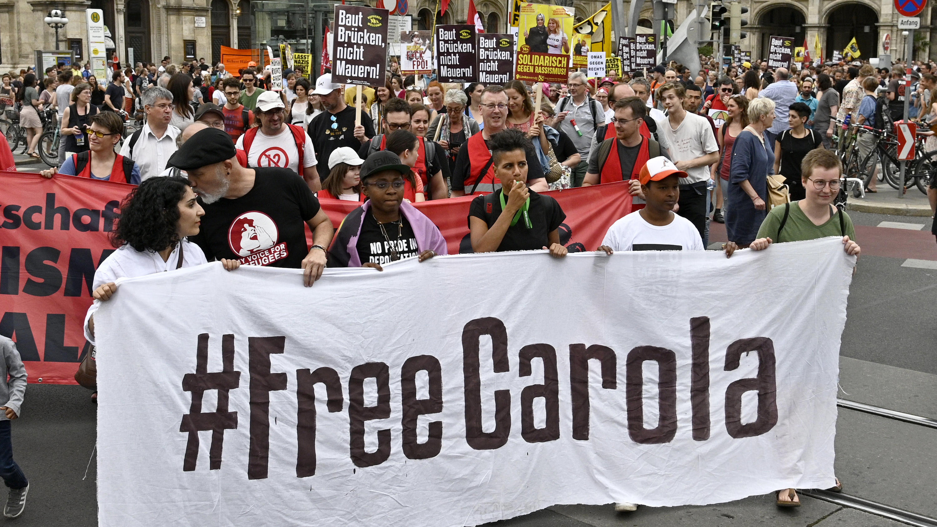 Demonstranten fordern Freilassung von Carola Rackete