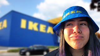 Frau mit Anglerhut aus Ikea-Tüte