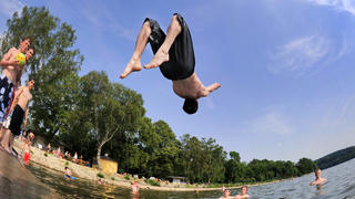 ARCHIV - 28.06.2010, Nordrhein-Westfalen, Möhnesee: Ein Junge springt in den Möhnesee. Am Donnerstag werden die aktuellen Daten zur Wasserqualität von Badeseen veröffentlicht. Foto: Julian Stratenschulte/dpa +++ dpa-Bildfunk +++