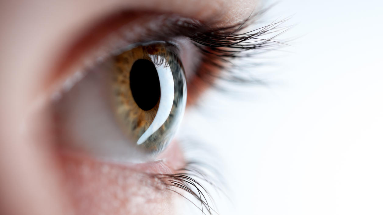 Die gefährlichen UV-Strahlen schaden besonders der sensiblen Augenpartie.