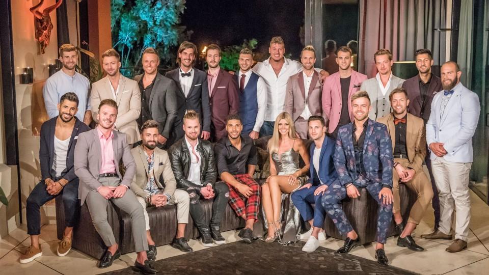 Diese Männer wollen das Herz der Bachelorette erobern. (hinten v.l.: Marco, Keno, Daniel, Harald, Christian, Tim, Yannic, Jonas, Serkan, Fabio, Matin und Oguzhan. vorne v.l.: Mahmoud, Luca, Fabiano, Jan, David, Bachelorette Gerda, Sebastian, Florian