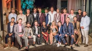 Diese Männer wollen das Herz der Bachelorette erobern. (hinten v.l.: Marco, Keno, Daniel, Harald, Christian, Tim, Yannic, Jonas, Serkan, Fabio, Matin und Oguzhan. vorne v.l.: Mahmoud, Luca, Fabiano, Jan, David, Bachelorette Gerda, Sebastian, Florian und Andreas)