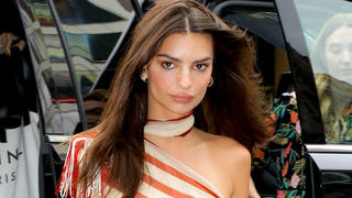 Emily Ratajkowski wears a striped dress while out and about in NYCPictured: Emily RatajkowskiRef: SPL5098597 170619 NON-EXCLUSIVEPicture by: Felipe Ramales / SplashNews.comSplash News and PicturesLos Angeles: 310-821-2666New York: 212-619-2666London: 0207 644 7656Milan: 02 4399 8577photodesk@splashnews.comWorld Rights, 