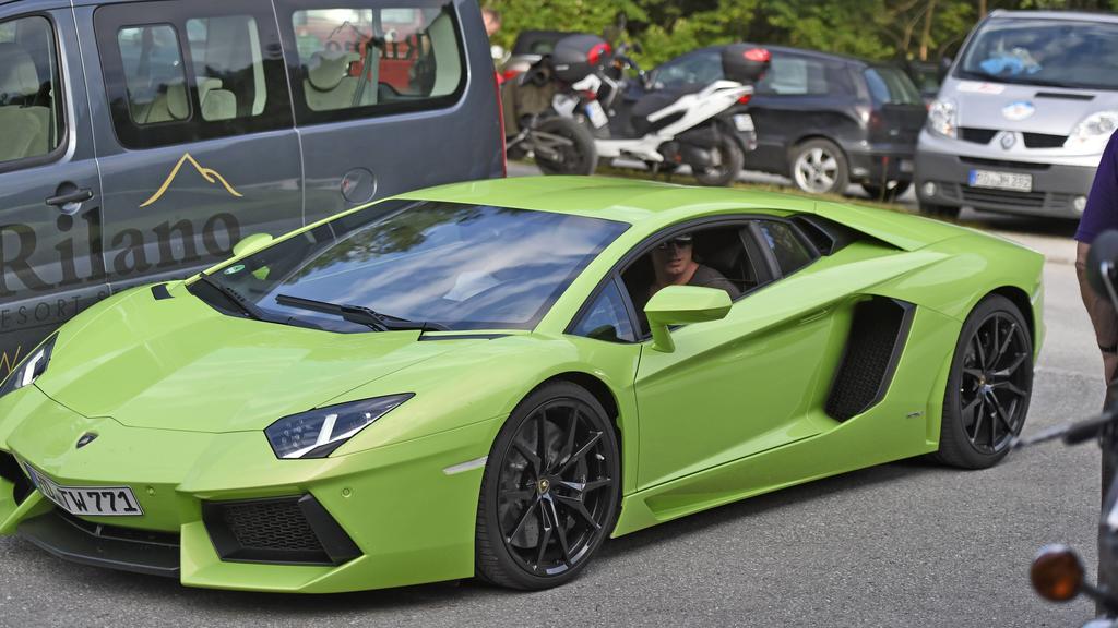 Walchsee / Ex-Nationalspieler Tim Wiese (Deutschland) kommt im Froschgrünen Lamborghini Aventador. PUBLICATIONxNOTxINxNED