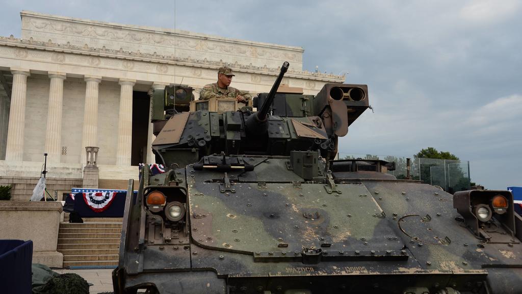 July 4, 2019 - Washington DC, USA - Bradlee Tanks are placed in front of the Lincoln Memorial prior to President Trump s 4th of July Address. USA PUBLICATIONxINxGERxSUIxAUTxONLY - ZUMAb189 20190704_znp_b189_004 Copyright: xChristyxBowex  