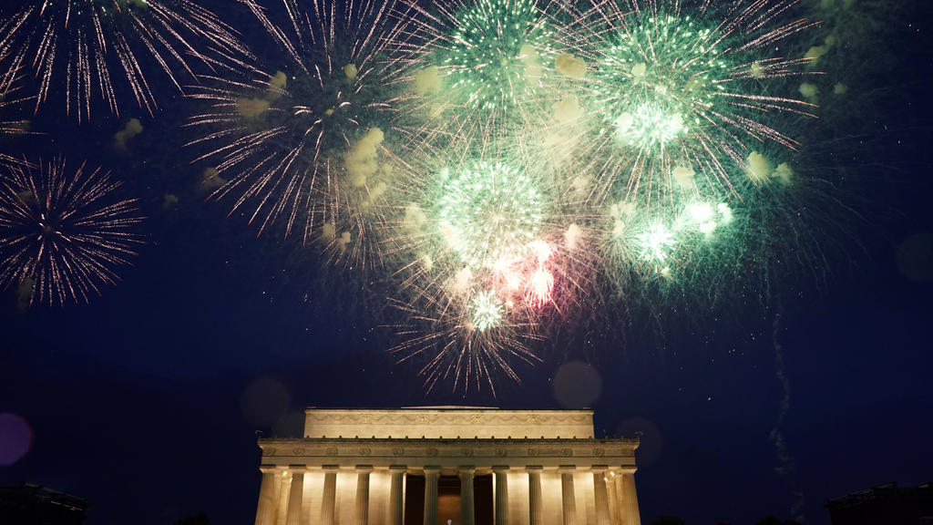 Fireworks are seen over the Lincoln Memorial during Fourth of July Independence Day celebrations in Washington, D.C., U.S., July 4, 2019. REUTERS/Joshua Roberts     TPX IMAGES OF THE DAY