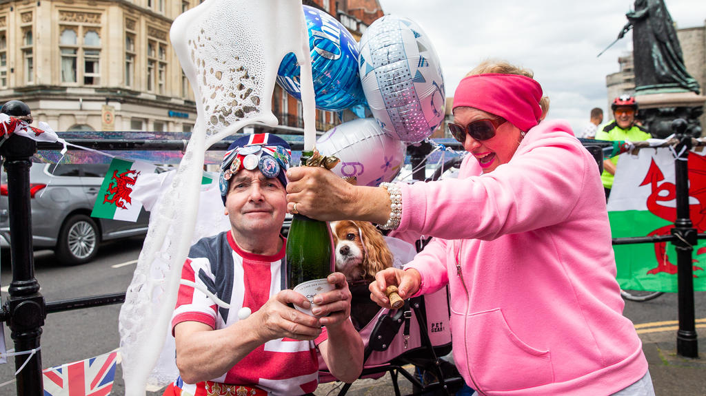 Royal-Fans bei der Taufe von Archie Harrison