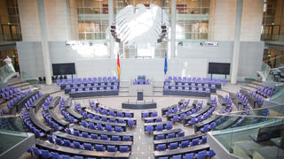 Ein Blick in den leeren Plenarsaal, aufgenommen nach der letzten Sitzung am 28.06.2013 im Bundestag in Berlin. Die Sitzung war die voraussichtlich letzte reguläre Sitzung der 17. Legislaturperiode des Deutschen Bundestags. Foto: Michael Kappeler/dpa +++(c) dpa - Bildfunk+++