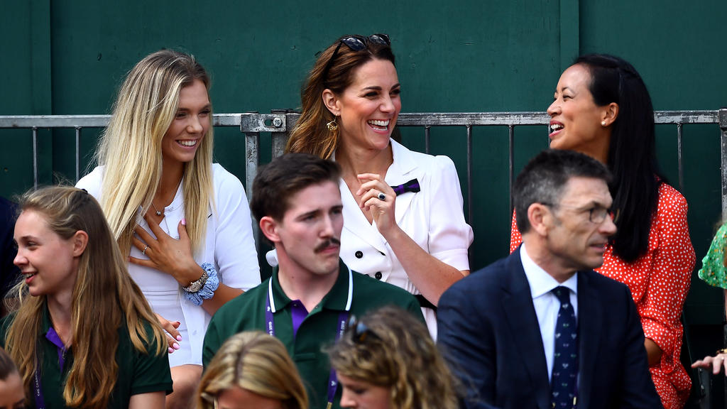 02.07.2019, Großbritannien, London: Tennis: Grand Slam, 1. Runde: Kate (M), Herzogin von Cambridge, sitzt neben Katie Boulter (l), Tennisspielerin aus Großbritannien, und Anne Keothavong, ehemalige Tennisspielerin aus Großbritannien, auf der Zuschaue