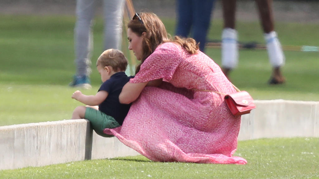 Herzogin Kate mit dem kleinen Prinz Louis bei einem Charity-Polo-Turnier in Surrey.