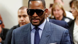 FILE PHOTO: Grammy-winning R&B singer R. Kelly arrives for a child support hearing at a Cook County courthouse in Chicago, Illinois, U.S. March 6, 2019. REUTERS/Kamil Krzaczynski/File Photo