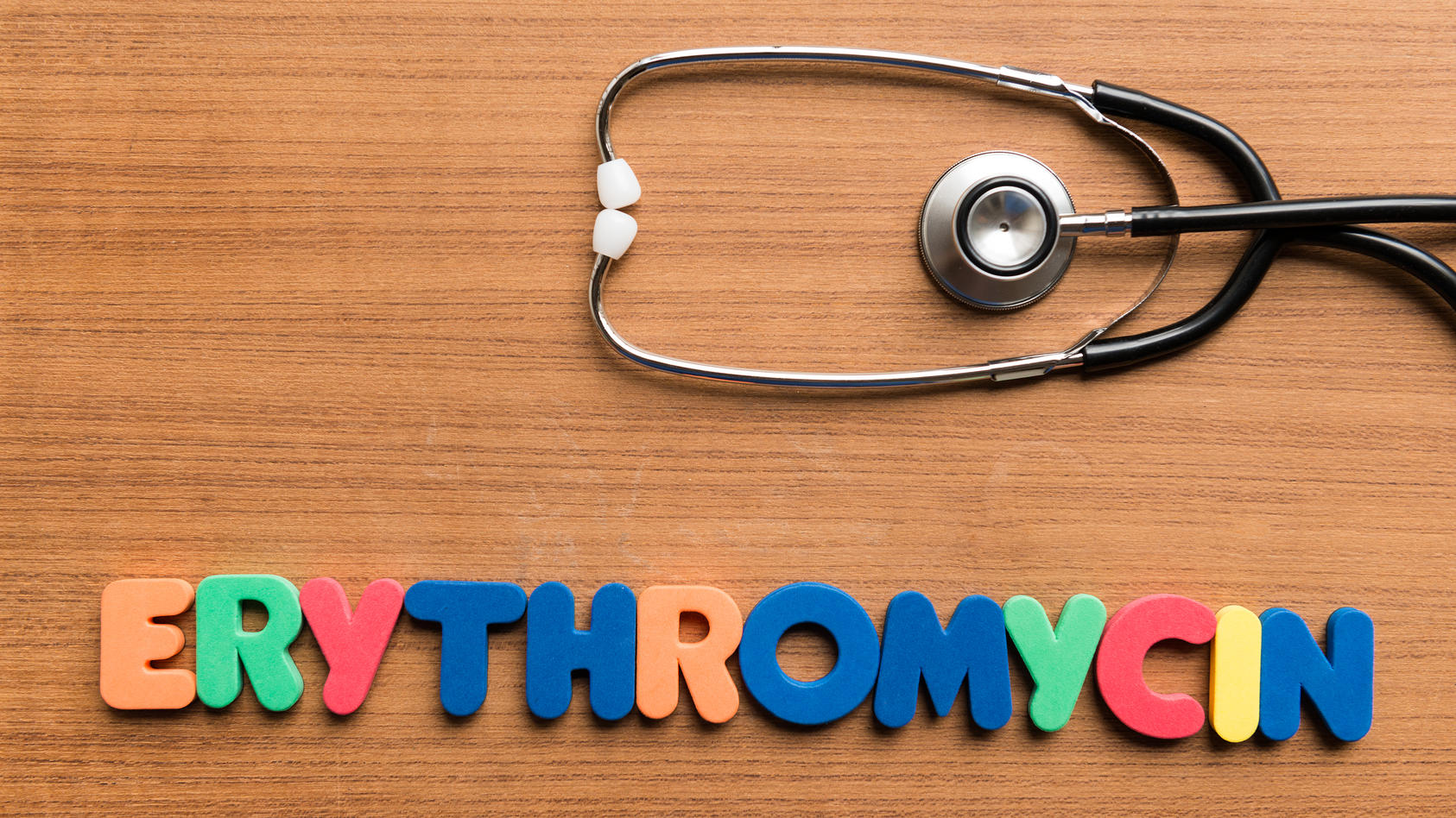 Der Wirkstoff Erythromycin wird angewendet zur Behandlung von Infektionen, die durch Erythromycin-empfindliche Krankheitserreger ausgelöst werde