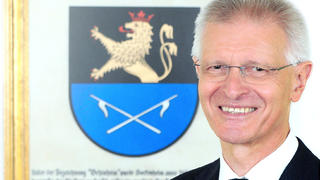 HANDOUT - 16.07.2019, Baden-Württemberg, Hockenheim: Das undatierte Bild zeigt den Hockenheimer Oberbürgermeister Dieter Gummer. Der SPD-Kommunalpolitiker steht seit 2004 an der Rathausspitze. Am 15. Juli 2019 wurde er von einem Unbekannten angegriffen und verletzt. Foto: Dany Schleicher/Stadtverwaltung Hockenheim/dpa/dpa - ACHTUNG: Nur zur redaktionellen Verwendung im Zusammenhang mit der aktuellen Berichterstattung und nur mit vollständiger Nennung des vorstehenden Credits +++ dpa-Bildfunk +++