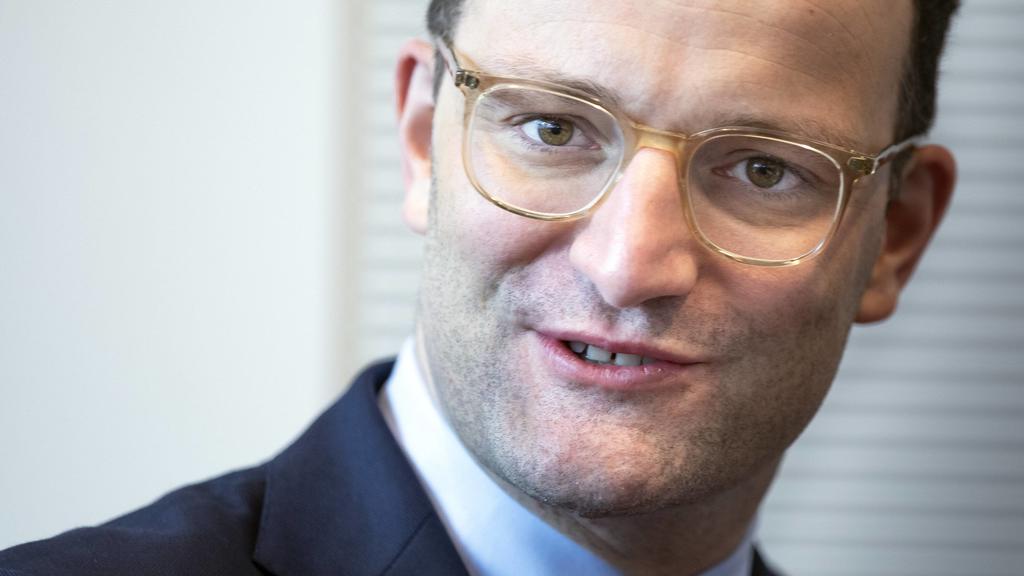 Bundesgesundheitsminister Jens Spahn, CDU, aufgenommen vor einer Fraktionssitzung im Bundestag in Berlin, 02.04.2019. Berlin Deutschland *** Federal Health Minister Jens Spahn CDU admitted before a parliamentary group meeting in the Bundestag in Berl