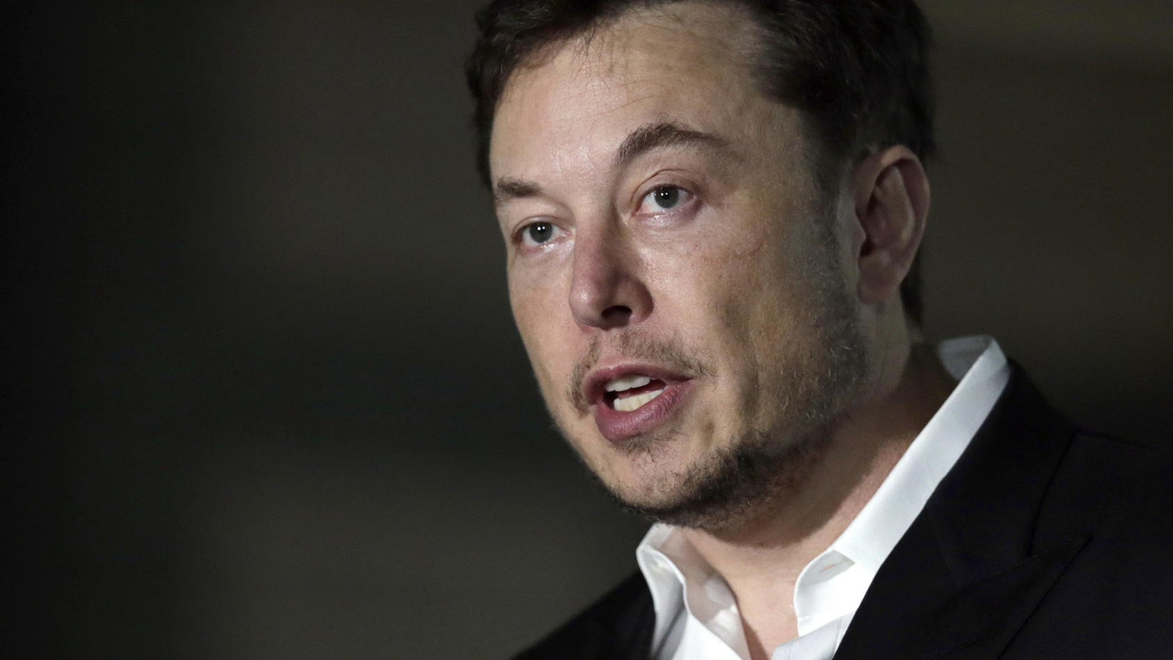 Elon Musk, CEO von Tesla, spricht während einer Pressekonferenz. 