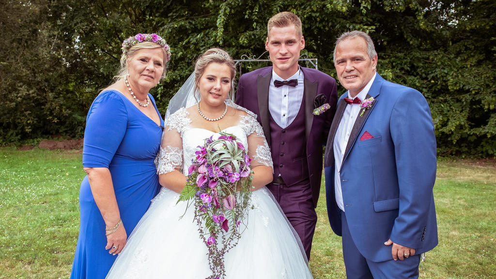 Das Familienfoto mit Silvia und Harald bei der Hochzeit von Sarafina und Peter