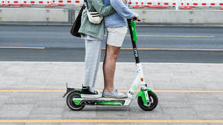 ARCHIV - 05.07.2019, Berlin: Zwei Personen fahren gemeinsam gleichzeitig auf einem E-Tretroller. Bundesverkehrsminister A. Scheuer hat die Kommunen nun zu einem härterem Durchgreifen aufgerufen. «Um den Schutz der schwächeren Verkehrsteilnehmer jederzeit zu gewährleisten, sind wir dabei auf die Mitwirkung der Städte und Kommunen angewiesen», heißt es in einem Brief des CSU-Politikers an den Präsidenten des Deutschen Städtetags. (zu dpa "Scheuer für härteres Durchgreifen bei Verstößen von E-Scooter-Fahrern") Foto: Jens Kalaene/dpa-Zentralbild/dpa +++ dpa-Bildfunk +++