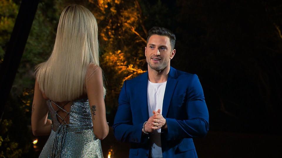 Gerda und Sebastian kennen sich. Doch das hilft ihm nicht, um weiter zu kommen.