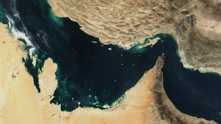 ARCHIV - 27.12.2011, ---, --: HANDOUT - Der Persische Golf, die Straße von Hormus und der Golf von Oman in einer undatierten, von der NASA zur Verfügung gestellten, Satellitenaufnahme. Die Straße von Hormus ist eine strategisch bedeutende Meerenge zwischen der arabischen Halbinsel und dem Iran. Der Wasserweg verbindet den Persischen Golf mit dem Indischen Ozean. An der engsten Stelle ist er nur rund 50 Kilometer schmal. Die USA treiben ihre Initiative zum Schutz von Handelsschiffen im Persischen Golf voran. Nach Informationen der Deutschen Presse-Agentur warben US-Vertreter in dieser Woche in Brüssel bei Nato-Partnern um Unterstützung für das Projekt und informierten über den aktuellen Planungsstand. Demnach soll es vor allem darum gehen, über eine erhöhte Militärpräsenz in der Region eine bessere Überwachung der Straße von Hormus zu ermöglichen. Foto: -/The Visible Earth/NASA/dpa - ACHTUNG: Nur zur redaktionellen Verwendung und nur mit vollständiger Nennung des vorstehenden Credits +++ dpa-Bildfunk +++