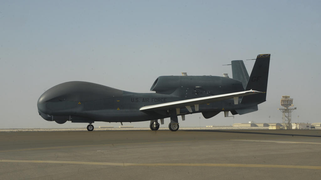 HANDOUT - 13.02.2018, Vereinigte Arabische Emirate, Al-Dhafra: Dieses von der US Air Force zur Verfügung gestellte Bild zeigt eine Drohne vom Typ RQ-4, Global Hawk, die als Aufklärungsflugzeug eingesetzt wird, auf dem Militärstützpunkt der USA in Al-