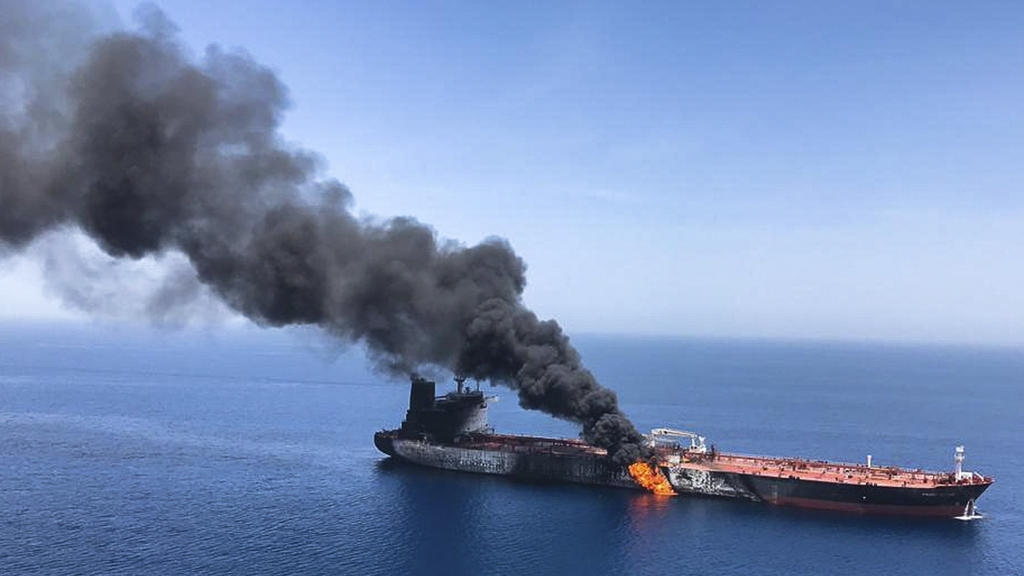ARCHIV - 13.06.2019, ---, -: Ein von der Iranian Students' News Agency (ISNA) zur Verfügung gestelltes Foto zeigt einen brennenden Öltanker. Inmitten der Spannungen mit dem Iran ist es nahe der Küste des Landes zu schweren Zwischenfällen mit Handelss