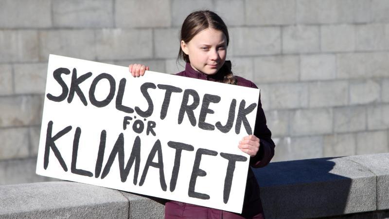 So begann alles im August 2018: Greta Thunberg hält ihr Schild mit der Aufschrift "Skolstrejk för klimatet" (Schulstreik fürs Klima). 