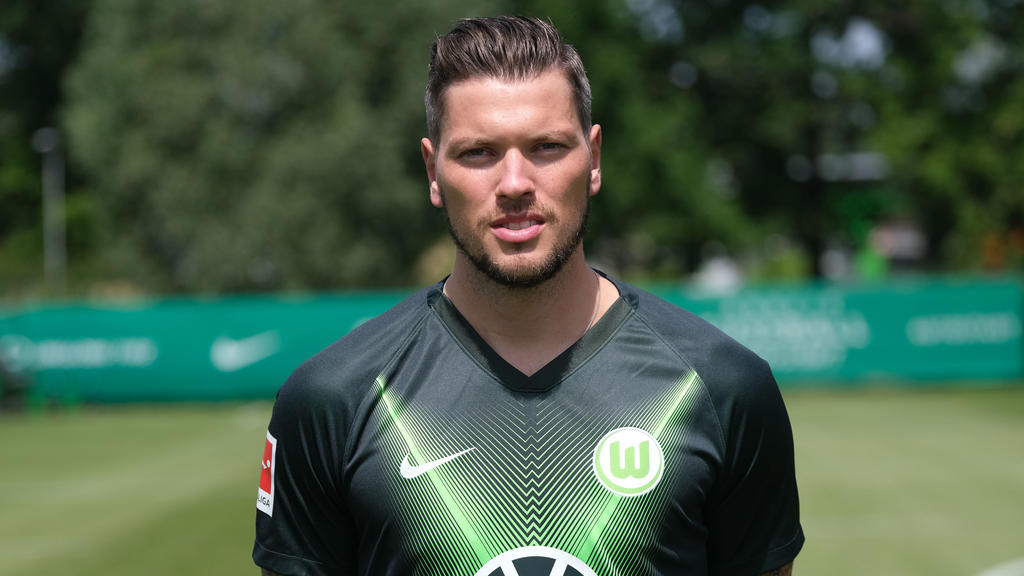 ARCHIV - 10.07.2019, Niedersachsen, Wolfsburg: Bundesliga, Fototermin: VfL Wolfsburg für die Saison 2019/20 in der Volkswagen-Arena: Daniel Ginczek (Spieler). Der VfL Wolfsburg muss vorerst auf Ginczek verzichten. Der Angreifer wird sich nach Club-An