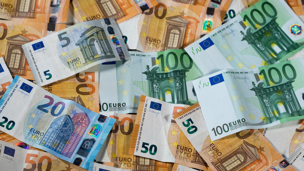 ARCHIV - 17.01.2019, Lützow: Zu sehen sind Euro-Geldscheine mit unterschiedlichen Werten. Wenn Gerichte und Staatsanwaltschaften Geldauflagen erheben, geht der Betrag meist an gemeinnützige Einrichtungen und Vereine. Rund 5,3 Millionen Euro sind im v