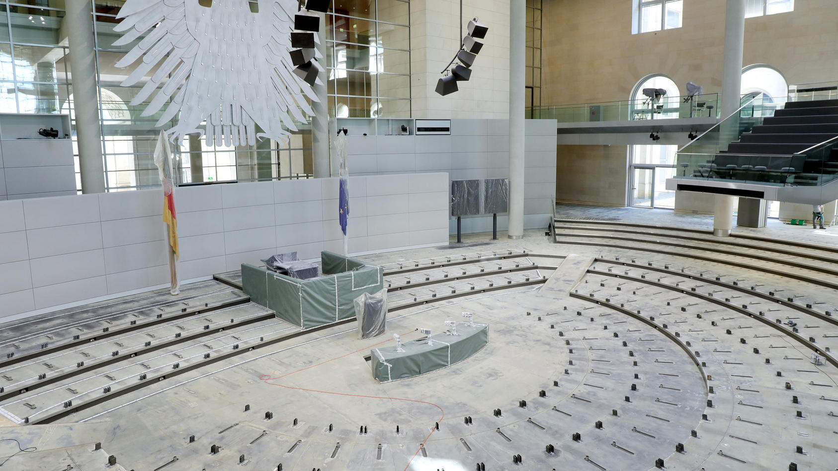 18.07.2019, Berlin: Ohne Stuhlreihen und Teppichboden zeigt sich der Plenarsaal im Deutschen Bundestag. Während der Sommerpause wird das Plenum im Reichstagsgebäude umgebaut. Foto: Wolfgang Kumm/dpa +++ dpa-Bildfunk +++