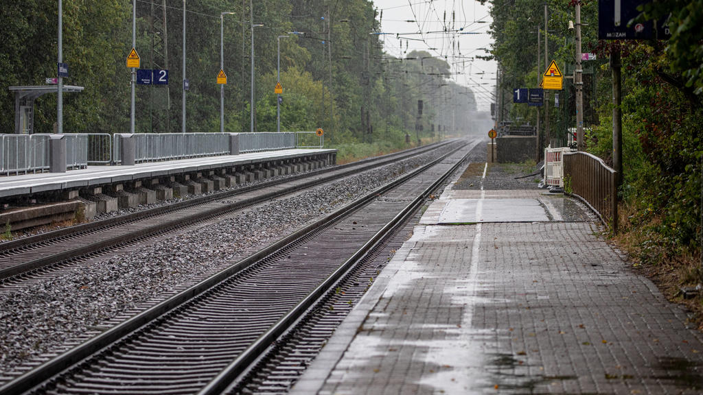 20.07.2019, Nordrhein-Westfalen, Voerde: Blick auf die Bahngleise am Bahnhof in Voerde. Ein 28-jähriger Mann hat nach Polizeiangaben am Bahnhof im niederrheinischen Voerde eine 34-jährige Frau vom Bahnsteig vor einen einfahrenden Zug gestoßen. Die Fr