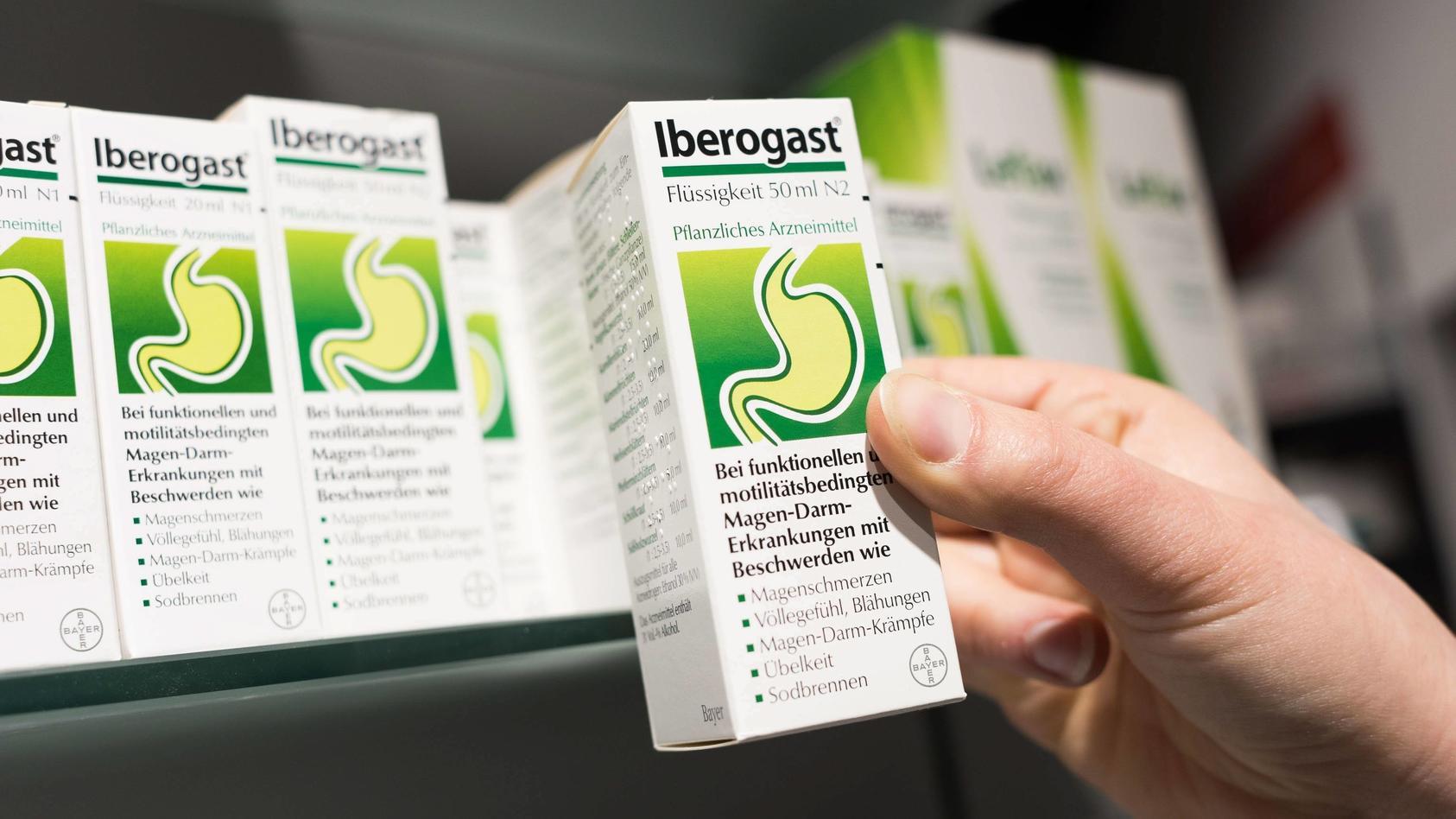 Eine Apothekerin hält das rezeptfreie Magenmittel IBEROGAST in der Hand. CloseUp-Foto. Iberogast; Planzliches Arzneimittel; rezeptfreie Medikament Ibeogast.