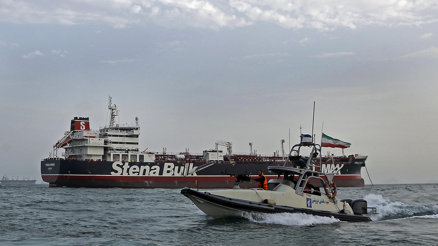 Ein Schnellboot der iranischen Revolutionsgarde bewegt sich um britischen Öltanker "Stena Impero". Iran hatte das unter britischer Flagge fahrende Schiff festgesetzt.