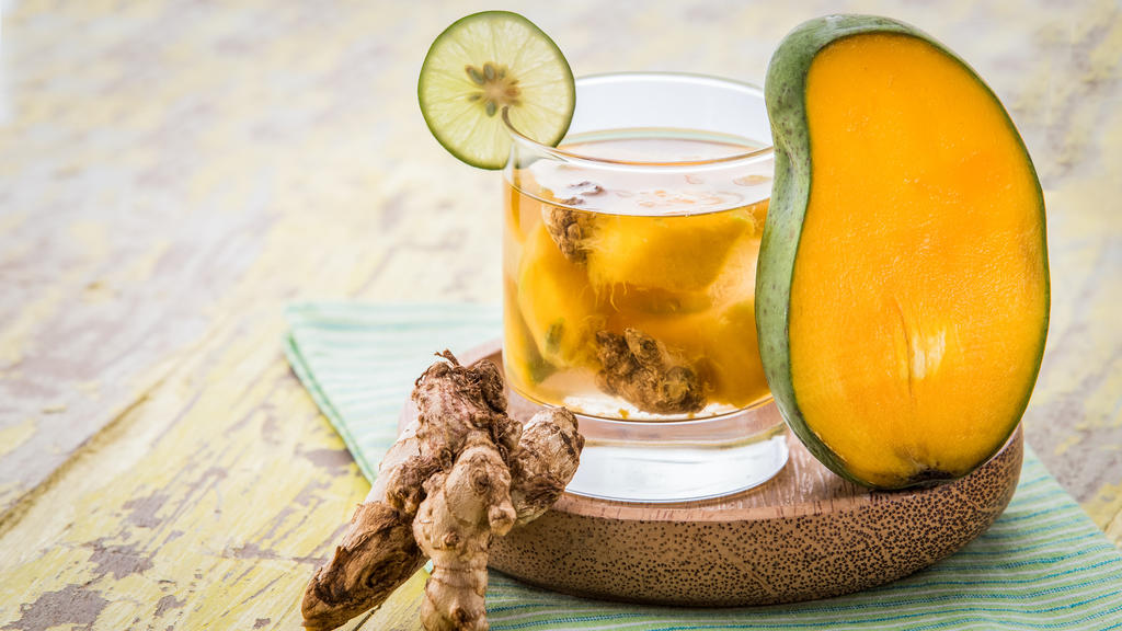 Wasser mit Ingwer und Mango.