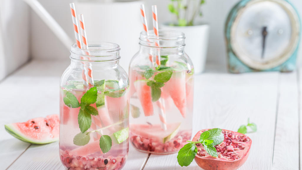 Detox-Wasser mit Granatapfel und Wassermelone.