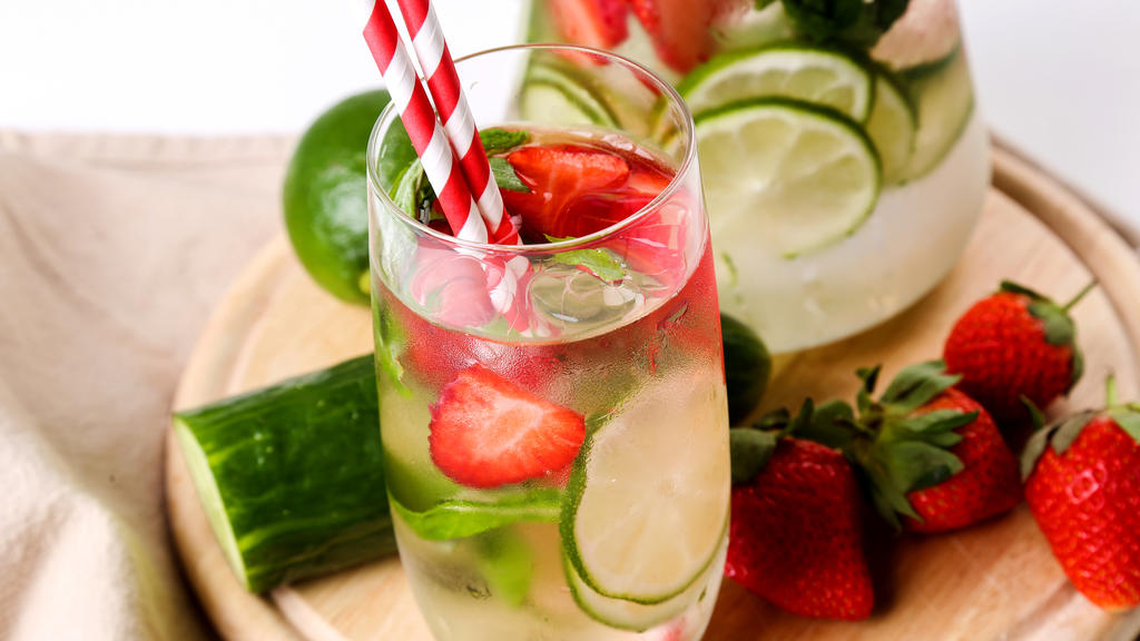 Wasser mit Erdbeere und Gurke
