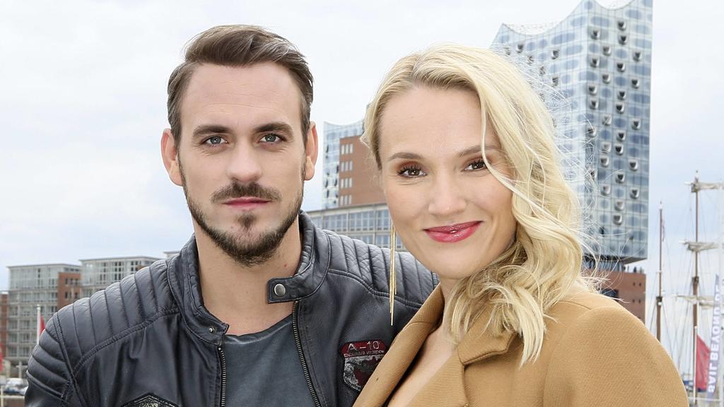 Marc Barthel und Anna Hofbauer beim Fototermin am Set der ZDF TV-Serie Notruf Hafenkante - Die Pokerprinzessin im City Sporthafen. Hamburg, 11.04.2019. *** Marc Barthel and Anna Hofbauer at the photo shoot on the set of the ZDF TV series Emergency ca