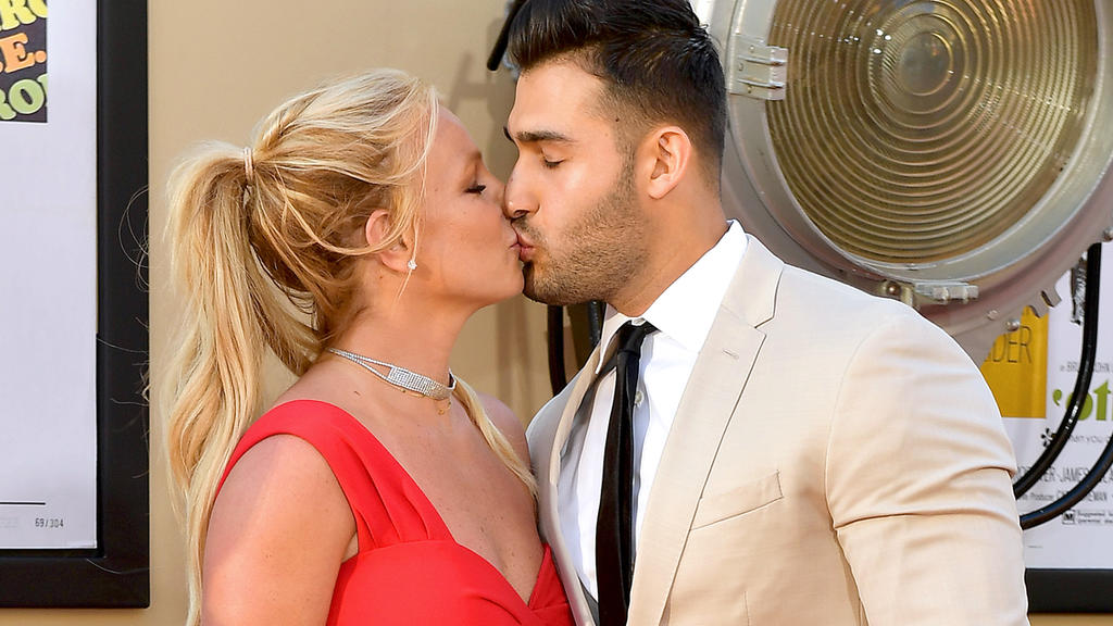 Britney Spears Erstes Kusschen Fur Freund Sam Asghari Auf Dem Roten Teppich