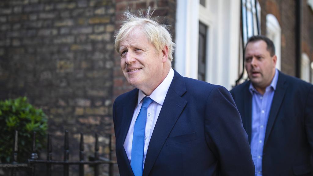 Boris Johnson ließ sich nach Aufforderung die Haare schneiden.