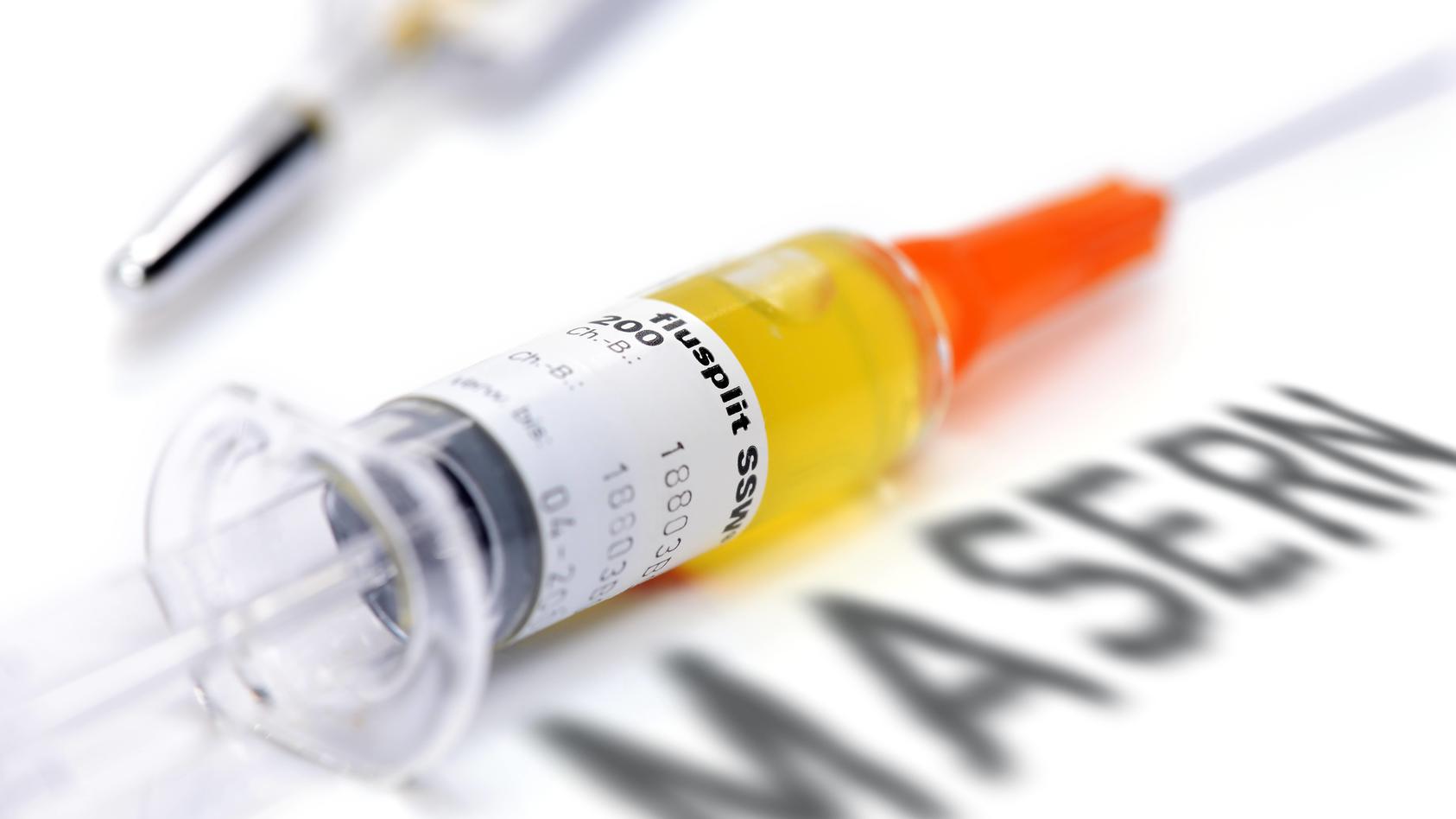 Impfspritze und Masern-Schriftzug, Impfung gegen Masern  