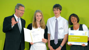 Bundespräsident Christian Wulff (CDU) gratuliert den Siegern des Wettbewerbs 'starke Schule'.
