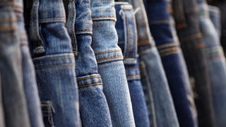 Jeanshosen auf Kleiderbügeln