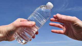 Wasser reichen
