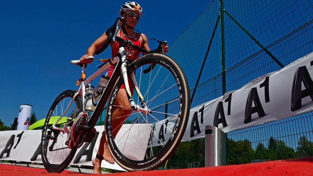 TRIATHLON - Trumer Triathlon 2014 OBERTRUM AM SEE,AUSTRIA,19.JUL.14 - TRIATHLON, CYCLING - Trumer Triathlon 2014. Image shows Nathalie Birli (AUT). PUBLICATIONxINxGERxHUNxONLYTriathlon Triathlon 2014 at Lake Austria 19 Jul 14 Triathlon Cycling Tri