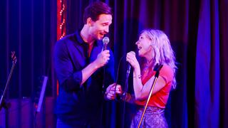 Jenny (Birte Hanusrichter) spielt Max einen Streich (August Wittgenstein) und bringt ihn so dazu, mit Ihr Karaoke zu singen.