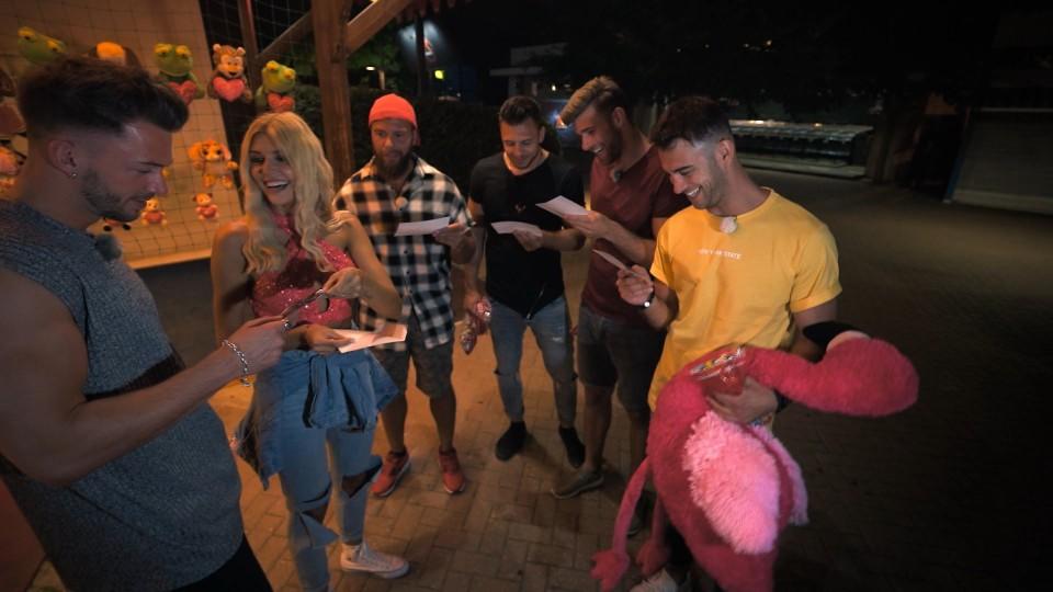 Gerda und die Jungs haben ein lustiges Gruppendate auf der Kirmes.