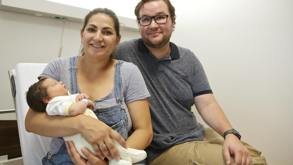 26.07.2019, Nordrhein-Westfalen, Mönchengladbach: Cindy und Rene Mathieu mit ihrem Sohn Vincent Martin. Vincent ist erst am Mittwoch im Mönchengladbacher Elisabeth-Krankenhaus zur Welt gekommen. Der Junge ist 65 Zentimeter groß und 4720 Gramm schwer.