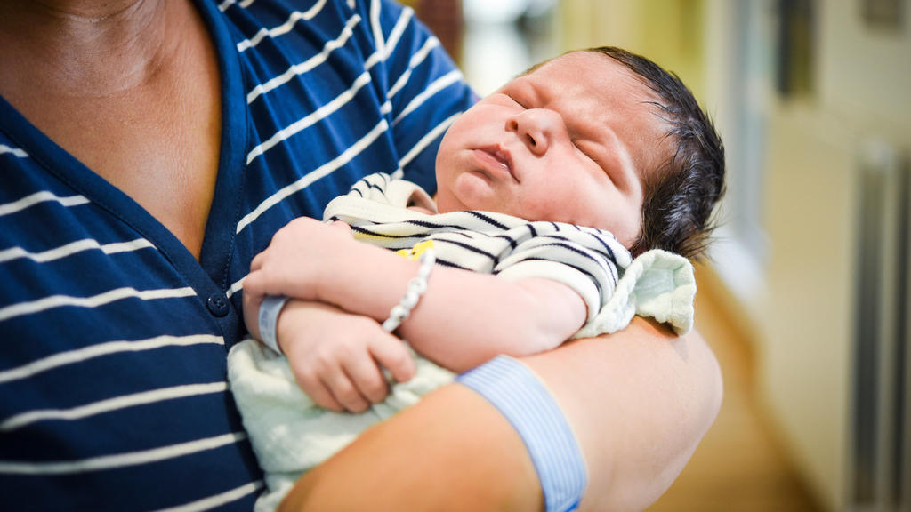 25.07.2019, Nordrhein-Westfalen, M·nchengladbach: Das Baby Vincent Martin Mathieu liegt im Krankenhaus in Mönchengladbach im Arm von Mutter Cindy. Das Kind war bei der Geburt am 24. Juli 65 Zentimeter groß und 4720 Gramm schwer. Am 26.07.2019 findet