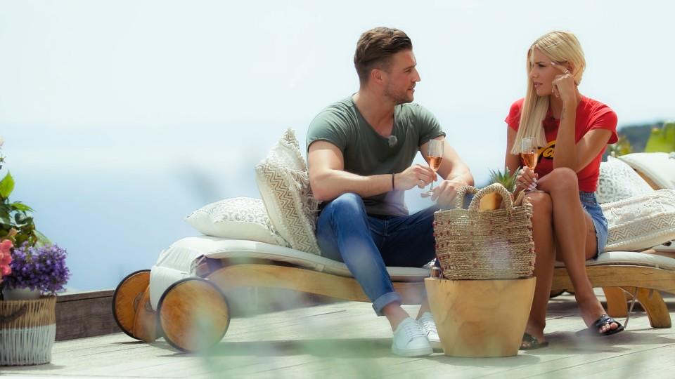 Gerda freut sich über die gelungene Überraschung, als plötzlich Alex in ihrer Bachelorette-Villa auftaucht.